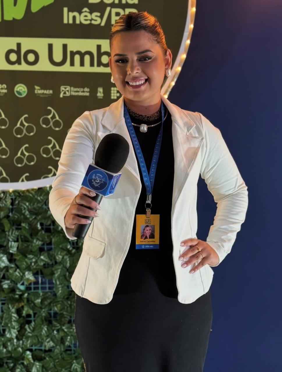 Jornalista Adrya Carvalho